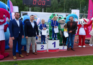 dzieci na podium