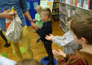 dzieci stoją