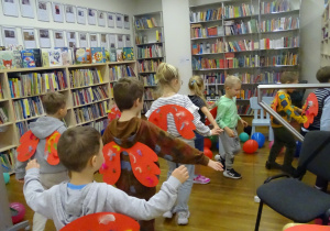 dzieci siedzą