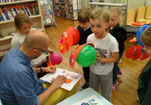 pan podpisuje ksiazki