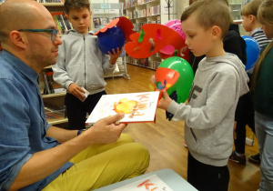 pan podpisuje ksiazki