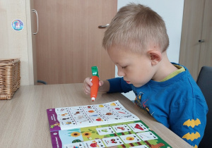 Chłopiec zastanawia się nad prawidłowym rozwiązaniem ćwiczenia
