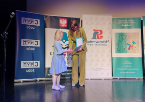 Dziewczynka odbiera dyplom
