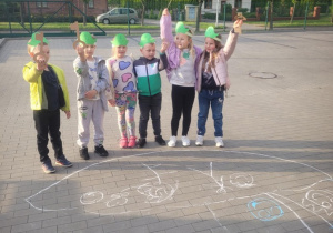 zieloni stoją przed statkiem