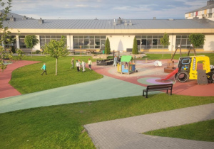 dzieci szukają skarbu na placu zabaw