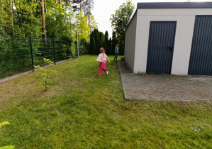 dzieci szukają skarbu