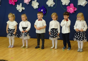 Julia, Hania, Szymon, Bianka Julek i Alicja śpiewają piosenkę