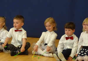 Szymon, Bianka, Julek i Alicja śpiewają piosenkę