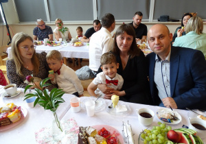Olek z mamą i tatą i Dawid z mamą