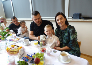 Oskar z rodzicami i Gaja z tatą