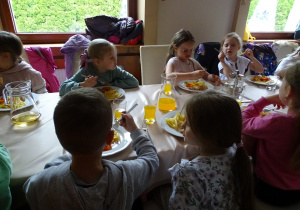 dzieci podczas obiadu