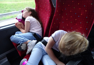 dzieci śpią w autobusie
