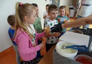 Pszczółki czekają na lody