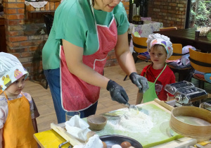 Pania rozrabia ciasto
