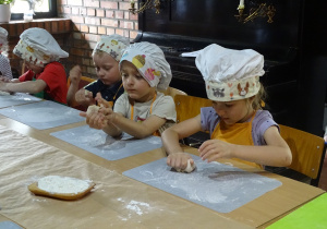Dzieci ugniatają ciasto na makaron