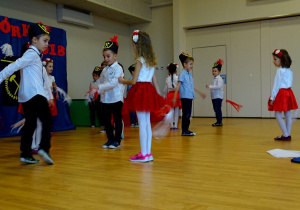 6 - latki tańczą ludowy taniec