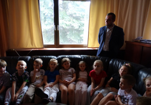 dzieci oglądają pogoje w urzedzie gminy