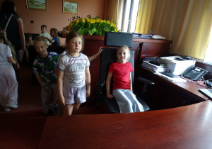 dziewczynka siedzi