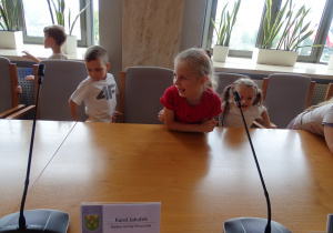 dzieci siedzą