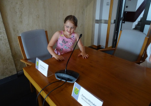 dzieci siedzą
