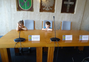 dzieci siedzą