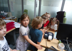 dzieci stoją i słuchają