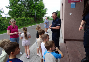 dzieci słuchają policjanta