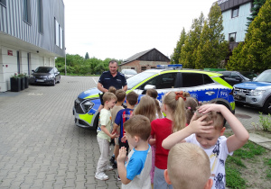 dzieci słuchają policjanta