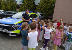 dzieci słuchają policjanta