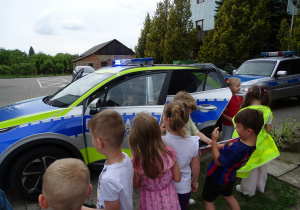 dzieci słuchają policjanta