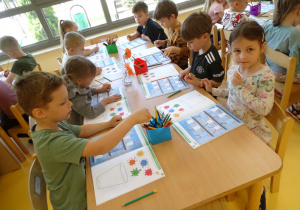 Dzieci uzupełniają kartę pracy o zdrowiu
