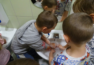 Dzieci myją rączki