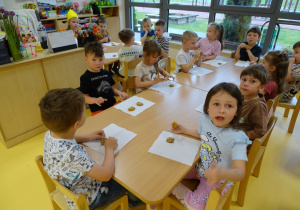 Dzieci jedzą zdrowe ciasteczka