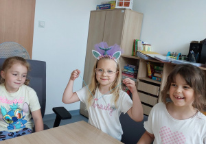Dziewczynki z radością pokazują zrobioną samodzielnie biżuterię
