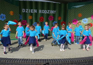 Taniec w wykonaniu grupy Sówki dla rodziców
