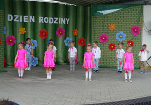 Grupa słoneczka zatańczyły dla rodziców