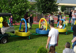 Przejazd pociągiem po placu przedszkolnym
