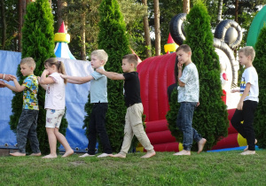 Dzieci ida na zabawę "Piana party"