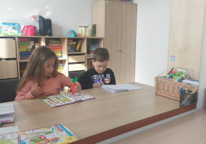dziewczynka wykonuje zadanie z Magiczną Marchewką