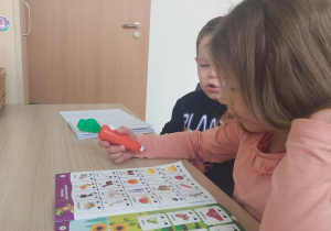 Dziewczynka myśli nad rozwiązaniem zadania słuchowego