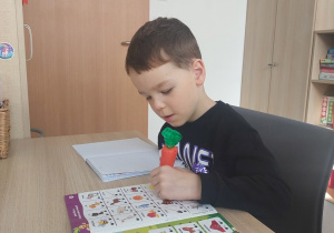 Chłopiec wykonuje zadanie z Magiczną Marchewką