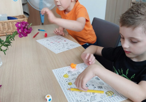 Chłopcy wypowiadają kolejne wyrazy w grze