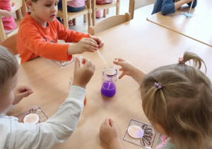 Dzieci wybierają ulubione kolory