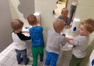 Chłopcy myją rączki.