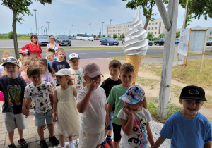 Dzieci stoją w kolejce po lody