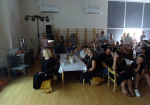 wszyscy ogladaja