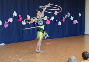 Pani kręci kilkoma hula hopami.