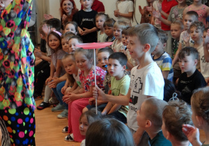 Dziecko kręci talerzykiem na kijku.