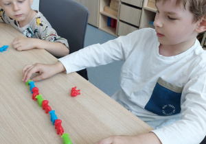 Olek układa sekwencje ze słuchu