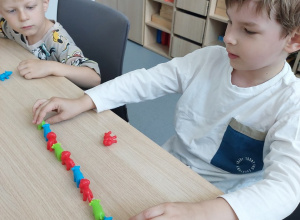 Motyle i kolorowe sekwencje na zajęciach logopedycznych